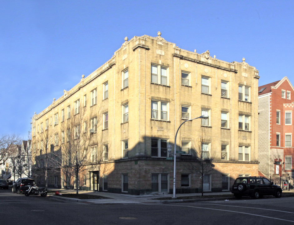 Roscoe Apartments in Chicago, IL - Foto de edificio