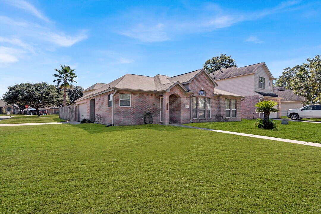 987 Oak Glen Dr in Willis, TX - Foto de edificio