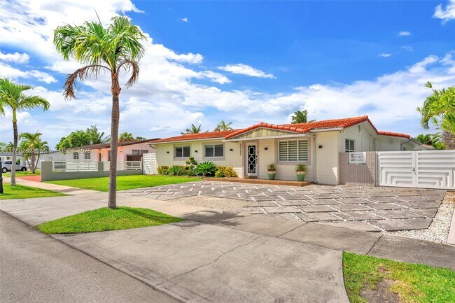 10295 SW 34th St in Miami, FL - Building Photo - Building Photo