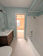7850 E Green Lake Dr N, Unit 305 in Seattle, WA - Building Photo - Building Photo
