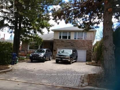 17 Blue Forest Dr in Toronto, ON - Building Photo