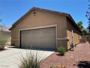 1000 Aspen Cliff Dr in Henderson, NV - Building Photo - Building Photo