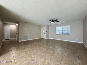 301 Cavanah Dr in Daytona Beach, FL - Building Photo - Building Photo