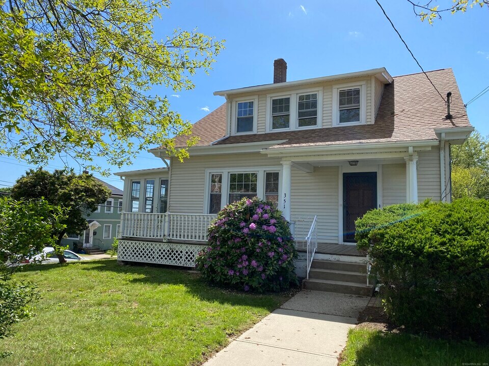 351 Ocean Ave in New London, CT - Building Photo