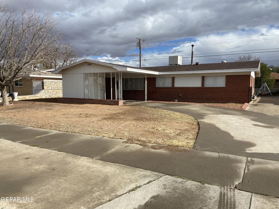 3312 Kirkcaldy St in El Paso, TX - Foto de edificio