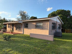3513 NW 181st St in Miami Gardens, FL - Foto de edificio - Building Photo