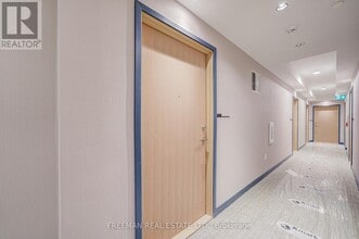 395 Square One Dr in Mississauga, ON - Building Photo - Building Photo