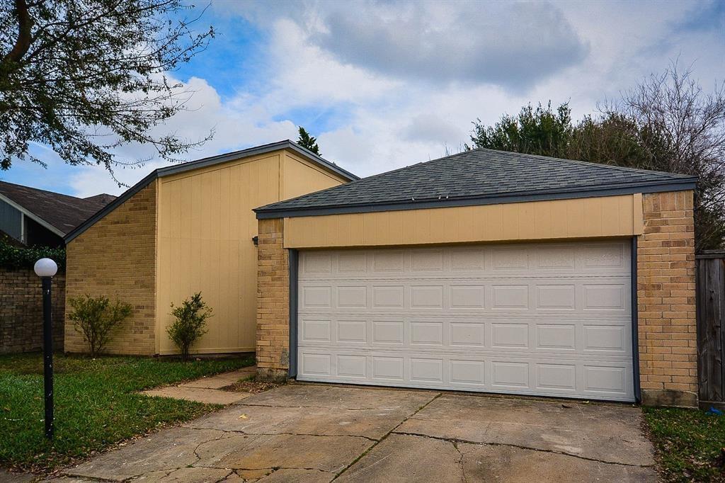 6331 Gladewell Dr in Houston, TX - Building Photo