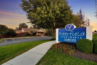 Deerfield Apartments in St. Louis, MO - Foto de edificio - Building Photo