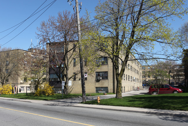 1040 Castlefield Ave in Toronto, ON - Building Photo - Building Photo