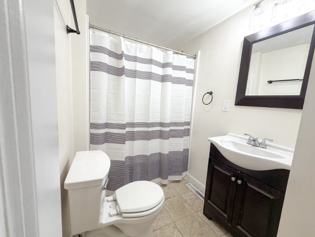 7 W Silver St in Westfield, MA - Foto de edificio - Building Photo