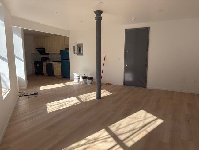 5722 Myrtle Ave, Unit 2 in Ridgewood, NY - Foto de edificio - Building Photo