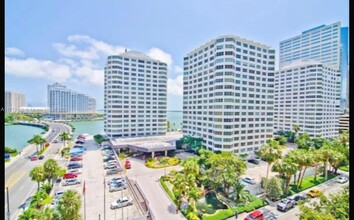 801 Brickell Bay Dr in Miami, FL - Building Photo - Building Photo