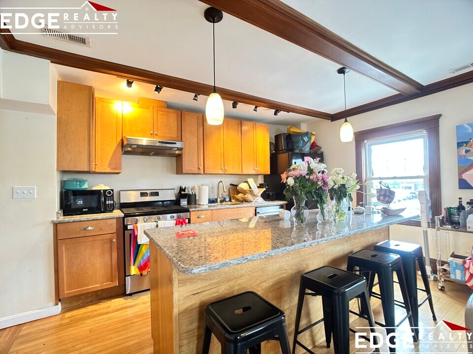 34 Bentley St in Boston, MA - Building Photo