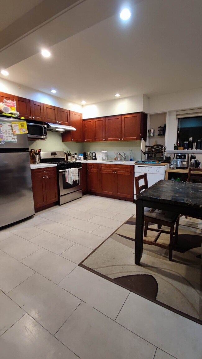 3279 3rd Av W in Vancouver, BC - Building Photo - Building Photo