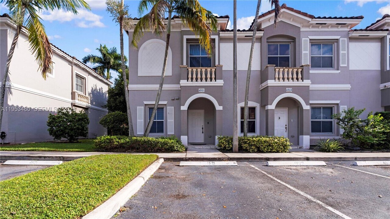 4921 SW 140th Terrace in Miramar, FL - Building Photo