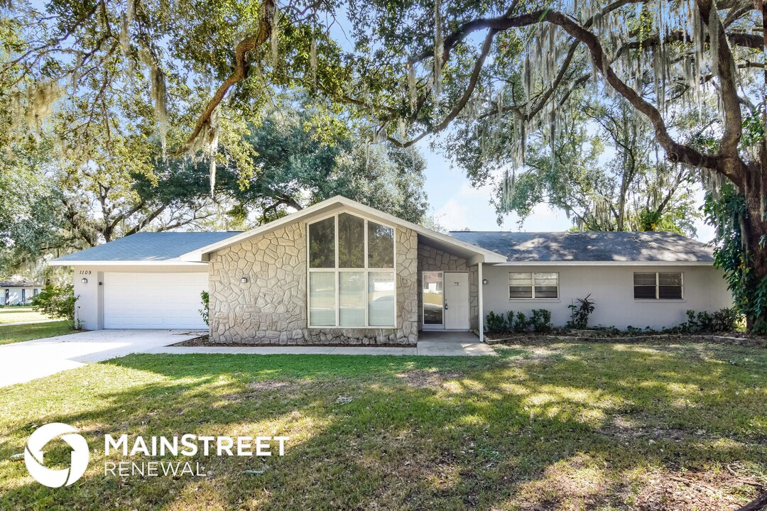 1109 Lady Elaine Dr in Valrico, FL - Foto de edificio