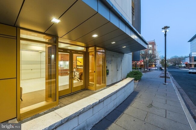 6500 America Blvd, Unit 204 in Hyattsville, MD - Foto de edificio - Building Photo