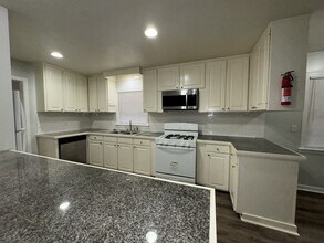 304 Colonial Cir in Jackson, MS - Building Photo - Building Photo