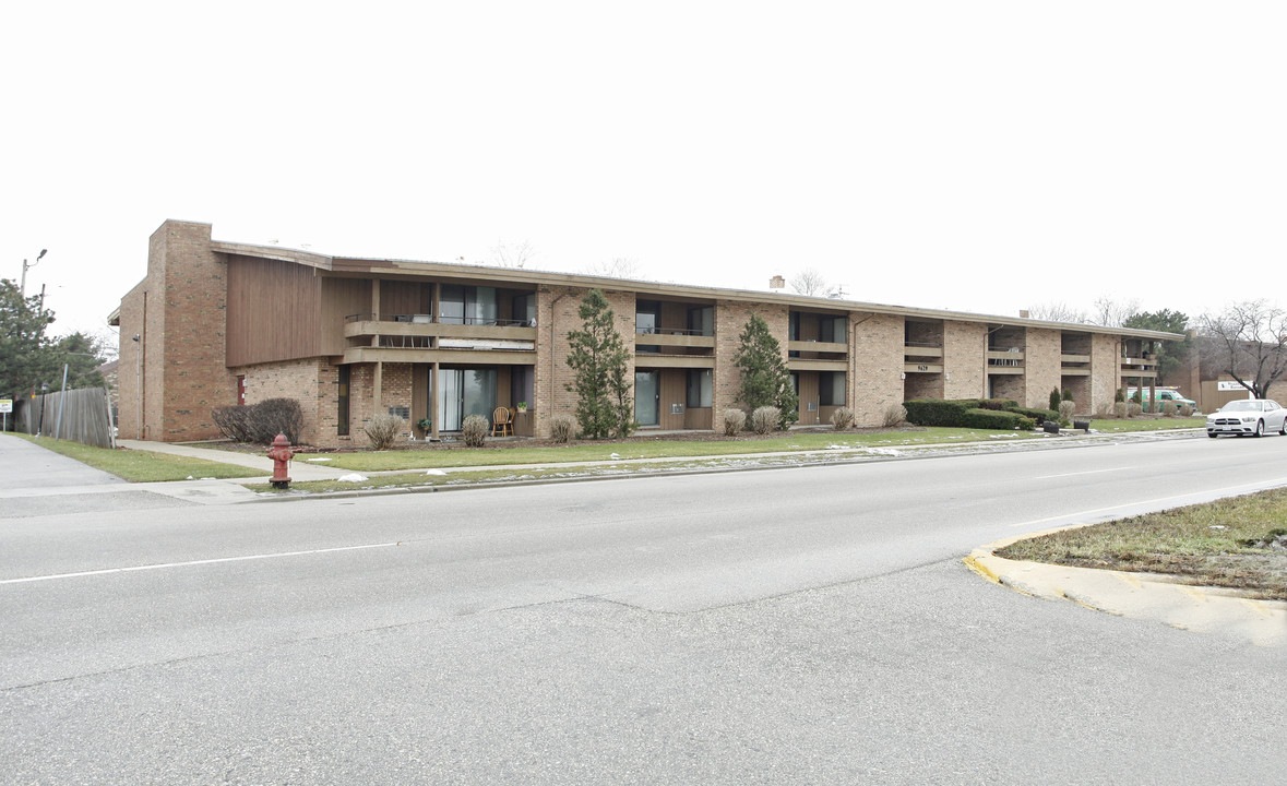 Village Square Apartments in Milwaukee, WI - Building Photo