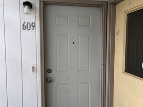 615 N Washington St, Unit 609 in Angola, IN - Foto de edificio - Building Photo