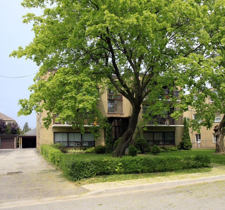 4 Meadowbrook Rd in Toronto, ON - Building Photo