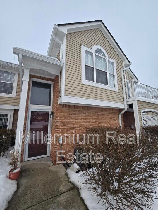 56103 Chesapeake Trail in Shelby Township, MI - Foto de edificio