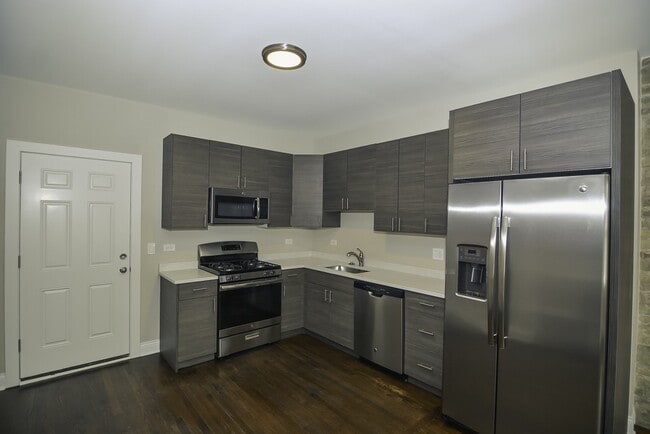 2230 N Sawyer Ave, Unit A06W in Chicago, IL - Foto de edificio - Building Photo