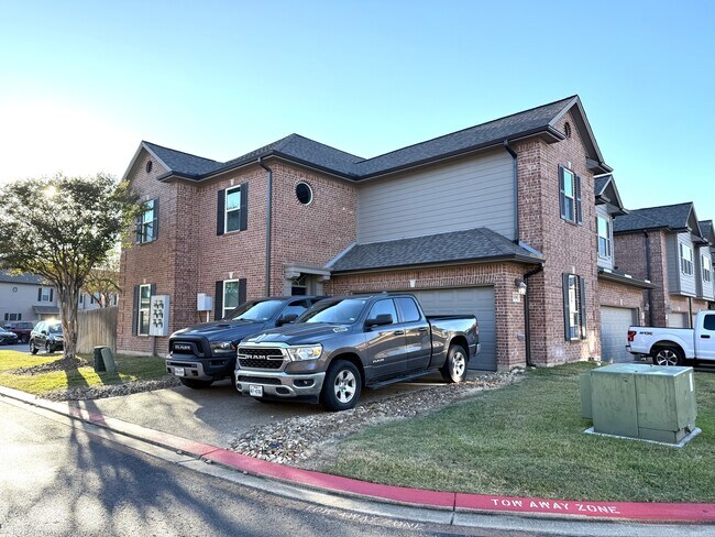1425 W Villa Maria Rd in Bryan, TX - Foto de edificio - Building Photo