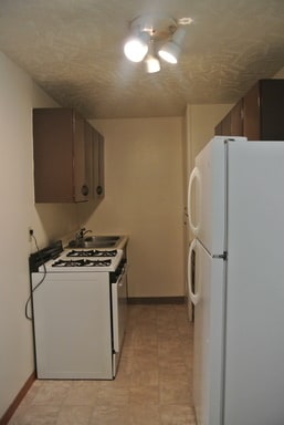 1002 43rd St SE-Unit -7 in Minot, ND - Foto de edificio - Building Photo