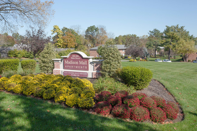 Madison Mall Apartments in Madison, NJ - Foto de edificio - Building Photo