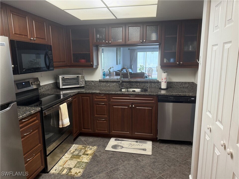 5535 Rattlesnake Hammock Rd in Naples, FL - Building Photo