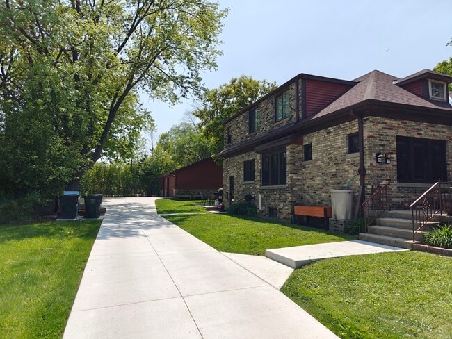 801 W Glendale Ave, Unit 801A in Glendale, WI - Building Photo - Building Photo