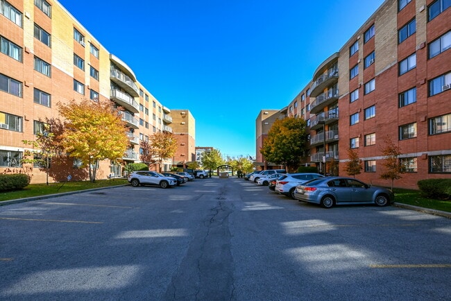 L'Ambiance Ouest in Dollard-des-Ormeaux, QC - Building Photo - Building Photo
