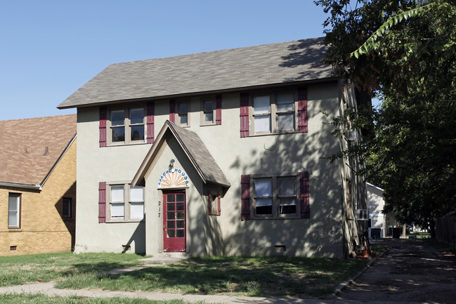 Apache House in Norman, OK - Foto de edificio - Building Photo