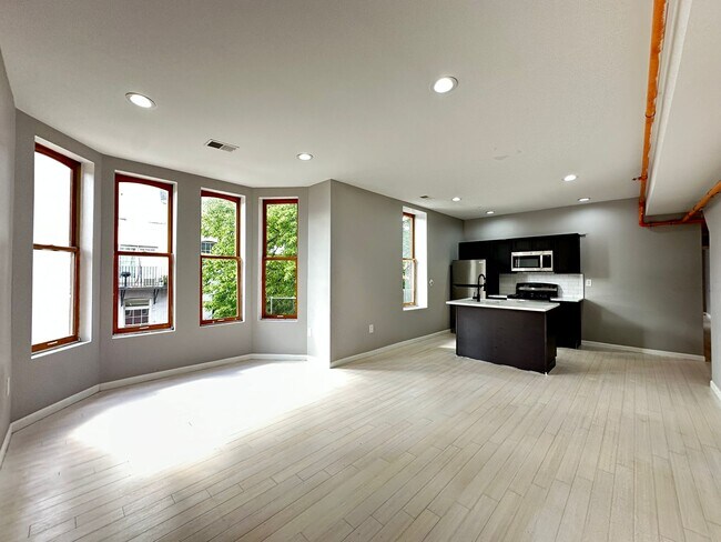 property at 1919 W Diamond St