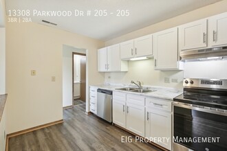 13308 Parkwood Dr-Unit -205 in Burnsville, MN - Foto de edificio - Building Photo