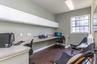 Lakeshore Villas in Humble, TX - Foto de edificio - Interior Photo