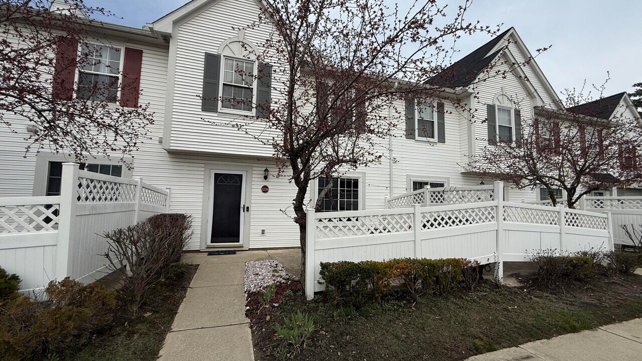 22241 Atlantic Pointe in Farmington Hills, MI - Building Photo