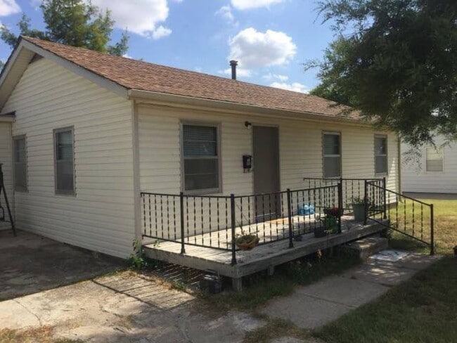 property at 807 S Jefferson St