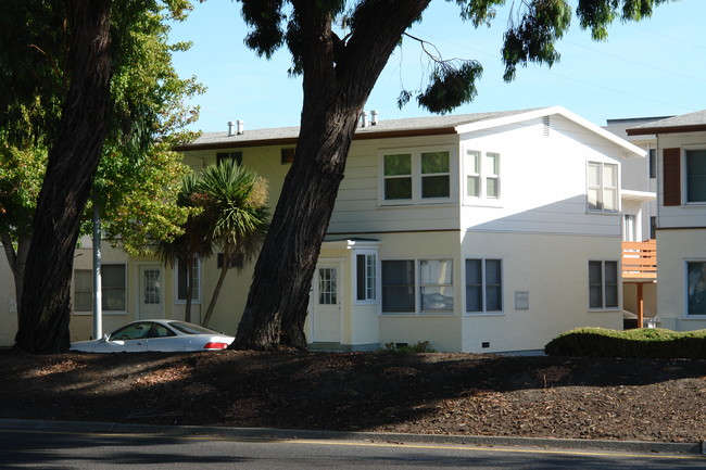 El Camino Apartments in Millbrae, CA - Foto de edificio - Building Photo