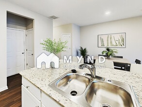 5648 Union Pointe Dr in Union City, GA - Foto de edificio - Building Photo