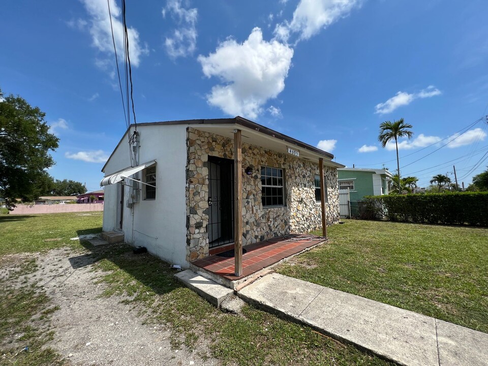 4605 SW 25th St in West Park, FL - Building Photo