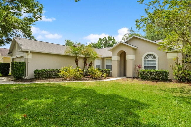 1220 Twin Rivers Blvd in Oviedo, FL - Foto de edificio - Building Photo