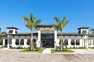 Sanibel Straits in Ft. Myers, FL - Foto de edificio - Building Photo