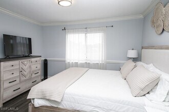 121 Gabriel Cir in Naples, FL - Foto de edificio - Building Photo