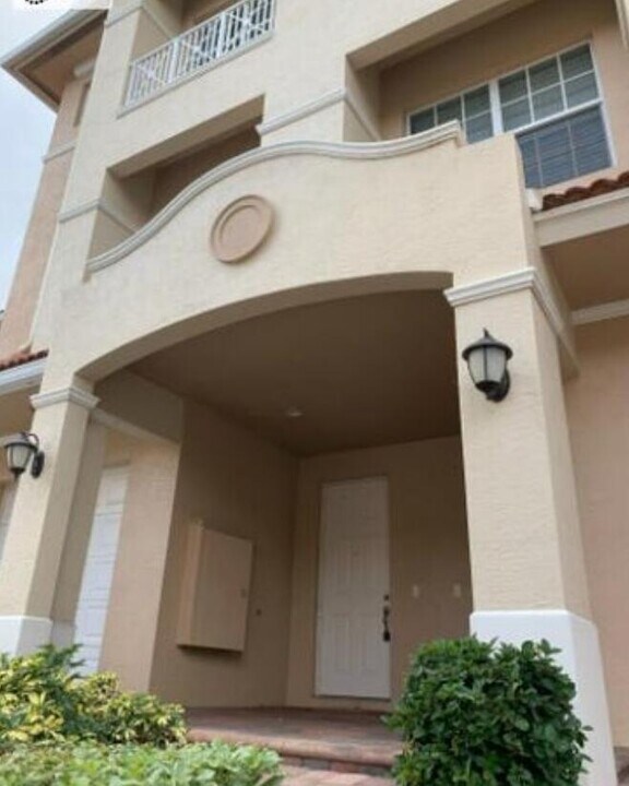 5021 Vine Cliff Way W in Palm Beach Gardens, FL - Building Photo