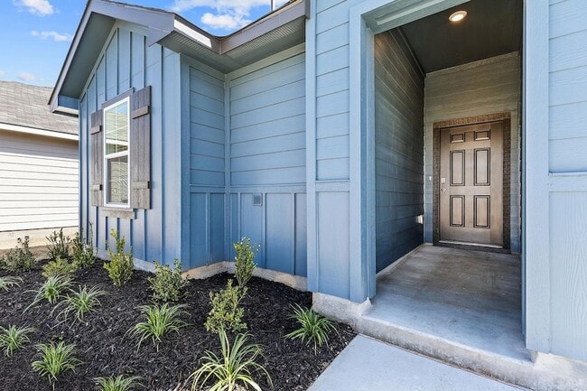 1702 Miller Ter in Lockhart, TX - Foto de edificio - Building Photo