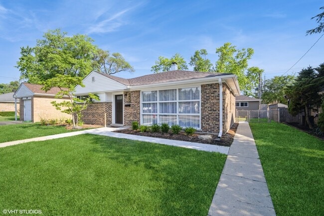 648 Oakwood Ct in Des Plaines, IL - Building Photo - Building Photo