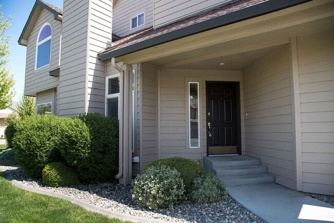 379 Columbia Point Dr in Richland, WA - Building Photo - Building Photo